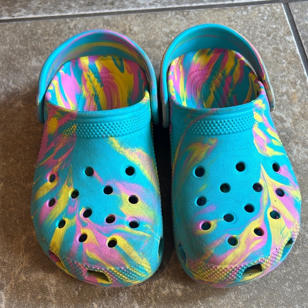 CROCS Kids Water Shoes in Blue and Pink Swirl